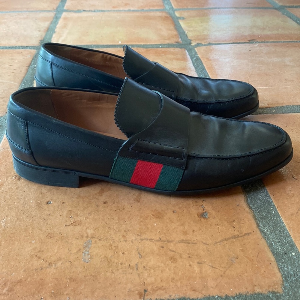 Authentic Men’s Gucci black loafers in excellent condition. Size 10